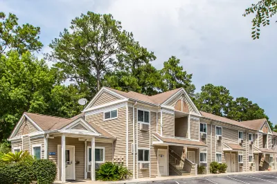 Suburban Studios Abercorn Hotels in Savannah