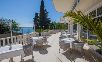 Hotel Riva Kaštela with Swimming Pool