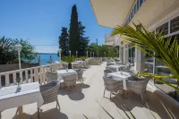 Hotel Riva Kaštela with Swimming Pool Hôtels à : Kastel Stafilic