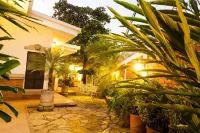 Hotel El Almendro Hotels near Shopping Mall