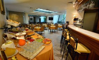 a large dining room with tables and chairs arranged for a group of people to enjoy a meal together at Oxford Hotel