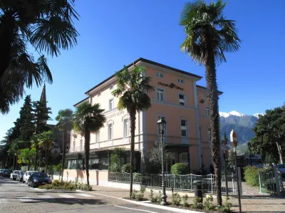 أوليفو Hotels near Arco Castle