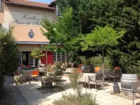 Logis Hotel le Blason de Provence Các khách sạn ở Althen-des-Paluds