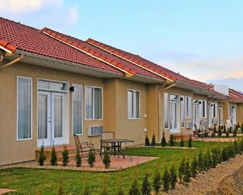 Shiraz Villa Hotels in Osoyoos