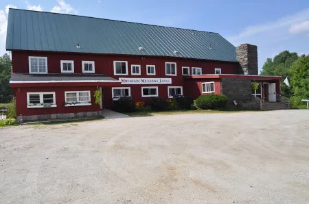 Mountain Meadows Lodge Отели рядом с достопримечательностью «Пико Маунтин Ски Резорт»