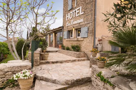 Mas des Romarins, the Originals Relais Отели в г. Кабриер-д'Авиньон