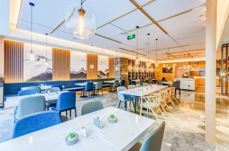 Atour Hotel (Huoshenmiao, Chengde Mountain Resort) Отели рядом с достопримечательностью «Tianxiadiyi Chenghuangmiao Sceneic Area»