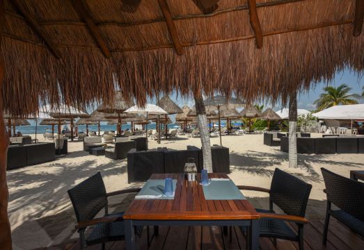 프리빌리지 알룩세스 성인 전용 리조트의 수영장