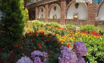 Hotel Azmakhan - Housity