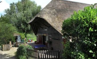 Quaint Farmhouse Near River in Oosterwijk