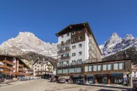 Excelsior Hotel Cimone LowCost Hôtels à : San Martino di Castrozza