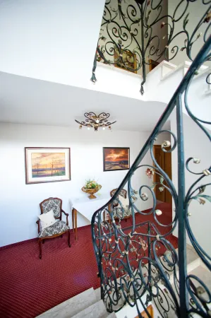 Hotel Zibert Garni Отели в г. Кройт