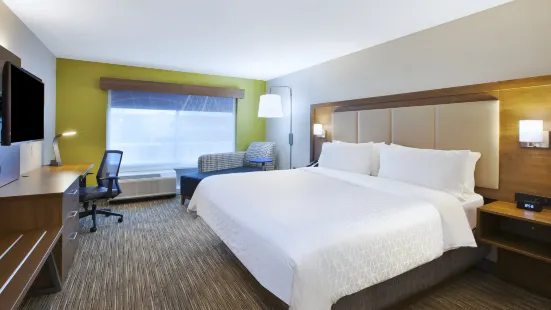 Holiday Inn Express & Suites Grand Rapids - Airport North