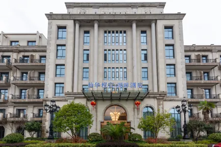 Xianhua Sandalwood Lakeside Hotel
