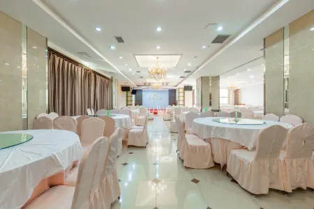 Dalian Sanhe Hotel Отели рядом с достопримечательностью «Xinghai Square Recreation Ground»