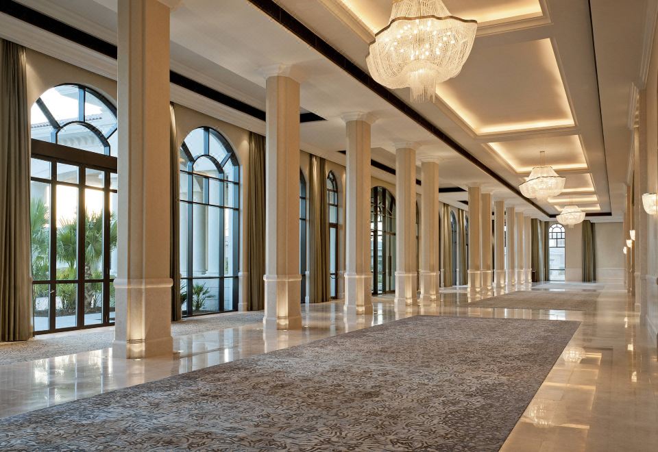 [더 세인트 레지스 사디얏 아일랜드 리조트의 아름다운 해변과 수영장 사진]