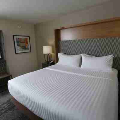 Holiday Inn Chicago North Shore, an IHG Hotel Rooms