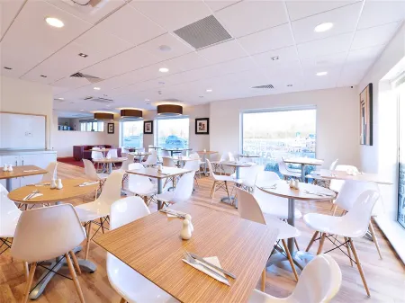 Travelodge Andover Отели рядом с достопримечательностью «St Michael and All Angels West Andover and Preschool»