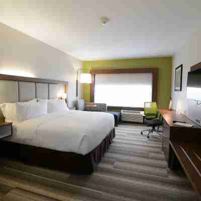 Holiday Inn Express & Suites Chicago North Shore - Niles Rooms