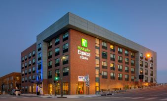 Holiday Inn Express & Suites Tulsa Downtown