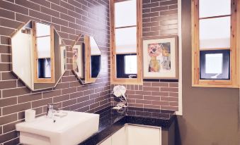 Gallery Family Hotel - Housity
