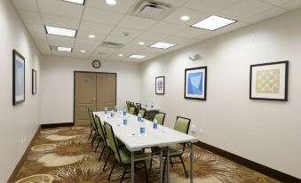 Holiday Inn Express & Suites Jamestown