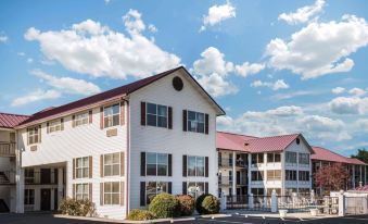 Super 8 by Wyndham Sevierville Riverside
