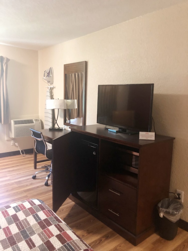 Evergreen Inn & Suites Portland