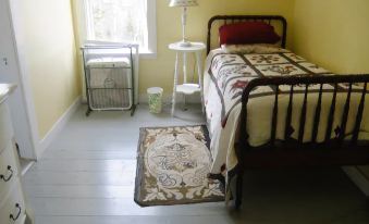 Holmes Caldwell Cottage - Three Bedroom Home