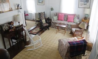 Holmes Caldwell Cottage - Three Bedroom Home