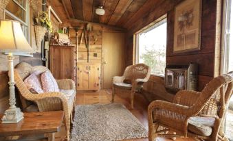 Hilltop Hideaway 3 Bedrooms 2 Bathrooms Cabin