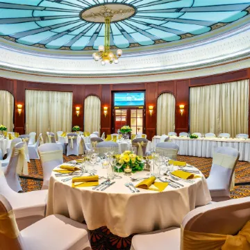Radisson Blu Carlton Hotel Bratislava Отели рядом с достопримечательностью «Голубая церковь (Церковь Св. Елизаветы)»