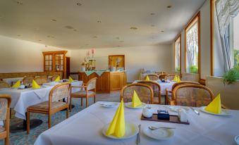 a dining room with a table set for a meal , complete with plates , cups , and utensils at Hotel Astor