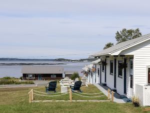 Friars Bay Inn & Cottages