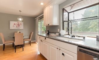 Happy Day Express Lovely 3 Bd Renton Retreat!