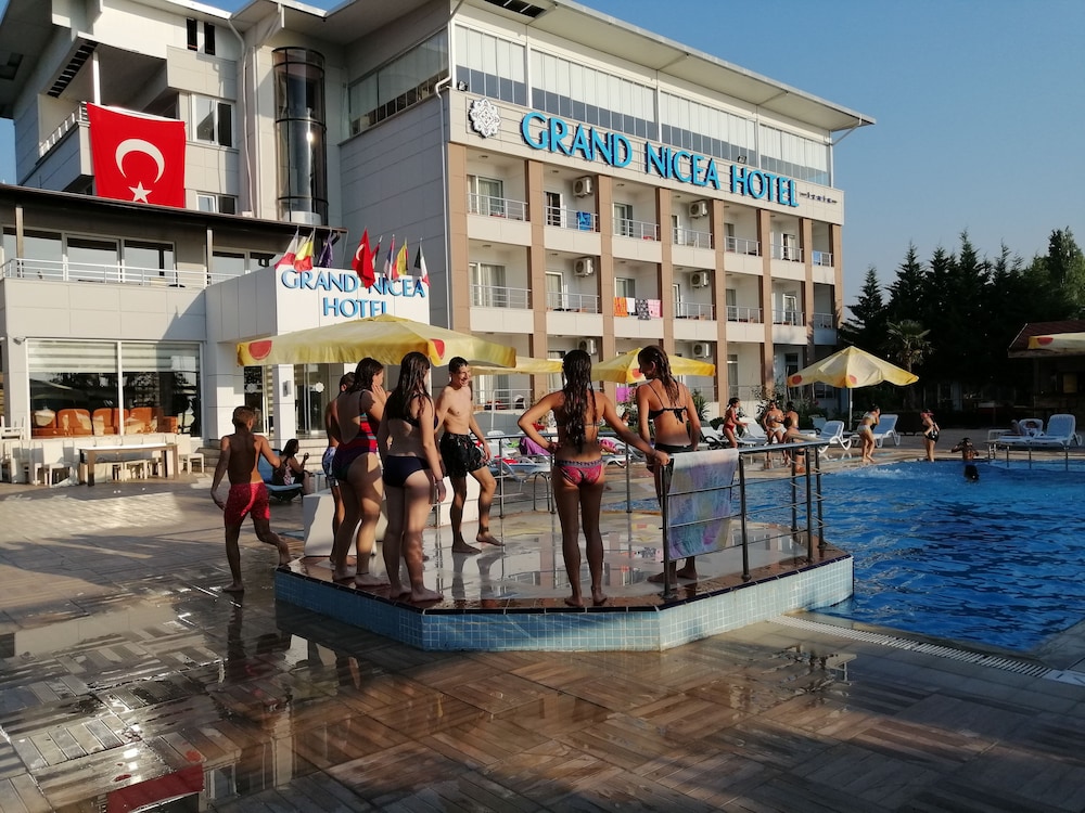 Grand Nicea Hotel