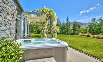 Queenstown Exclusive Retreat with Hot Tub