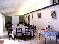 Hôtel-Restaurant La Crèche Hôtels à : Saint-Ilpize