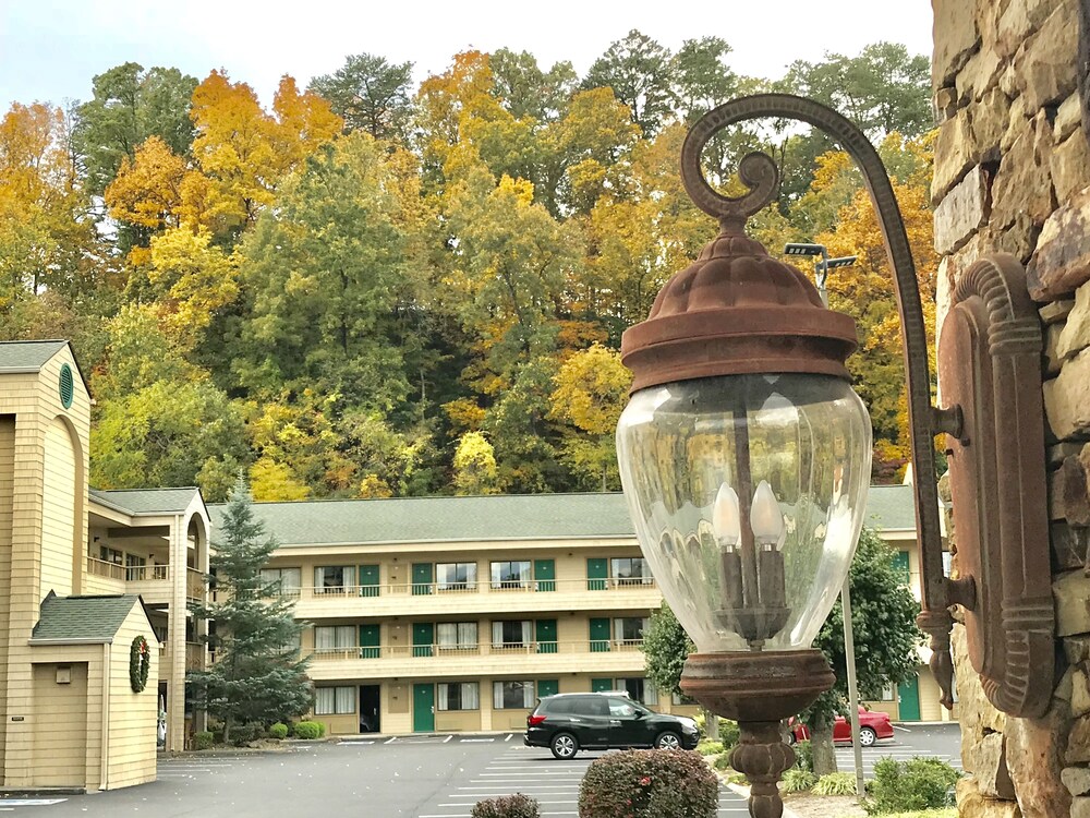 Quality Inn & Suites at Dollywood Lane