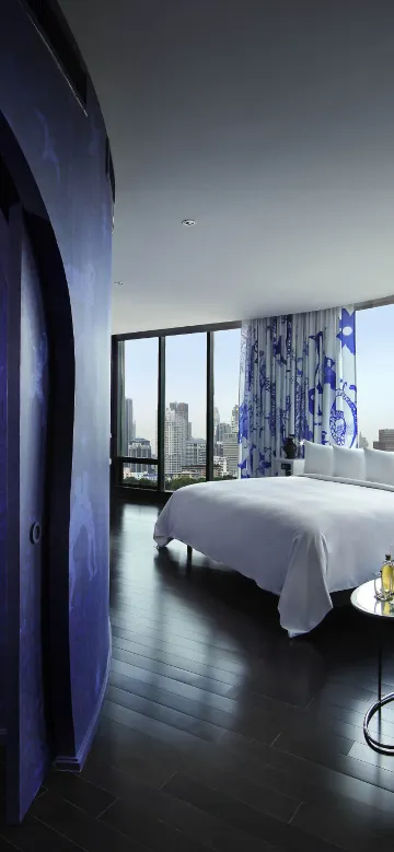 ห้องโซ สวีท 1 เตียงคิงไซส์ วิวสวนแบบพาโนรามาหรือวิวเมือง สิทธิประโยชน์คลับซิกเนเจอร์ 