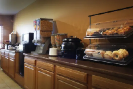 靈湖-奧科博吉温德姆華美達酒店