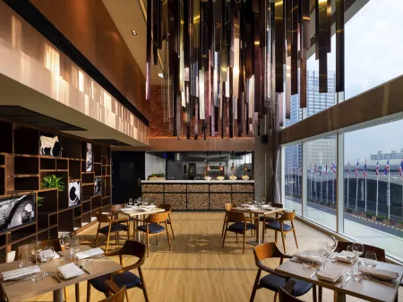 Novotel Bangkok Impact Отели рядом с достопримечательностью «CP All Academy»