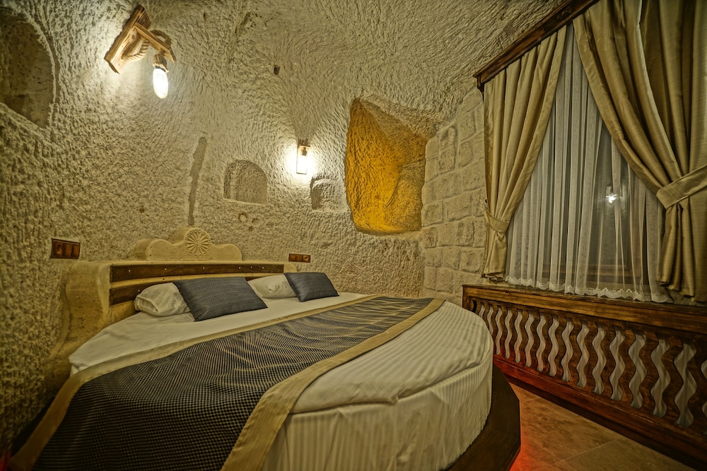 Castle Cave Hotel