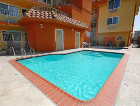 Super 8 by Wyndham Cypress Buena Park Area Отели в г. Сайпрес