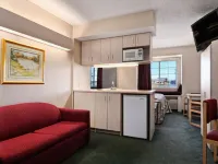 Longhorn Inn & Suites Hotels near Austin Park