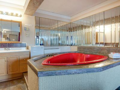 One-Bedroom Suite with Jacuzzi