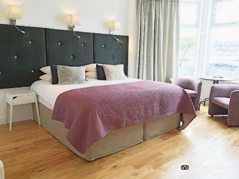 Boat House Super Suites - Housity