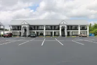 Travelodge by Wyndham Calhoun South I-75 - Parkplatz