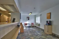 Econo Lodge Inn & Suites