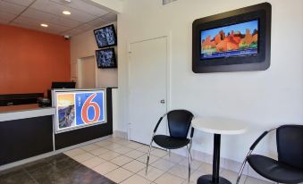 Motel 6 Austin, TX - Central Downtown UT